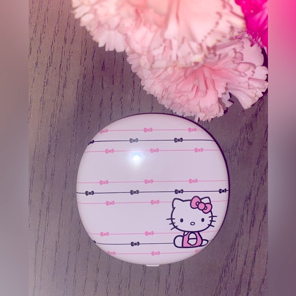 🎀🤭{HELLO KITTY} COMPACT MIRROR!! - Picture 3 of 8